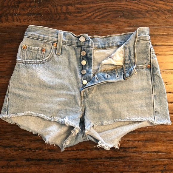 Levi's 501 Original Shorts Light Wash - Picture 1 of 3